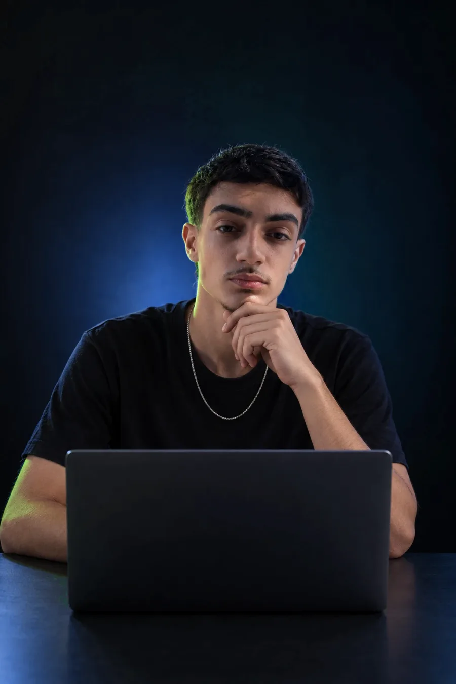 Atendente da Pulse à mesa, com o notebook, pronto para atender pelo WhatsApp